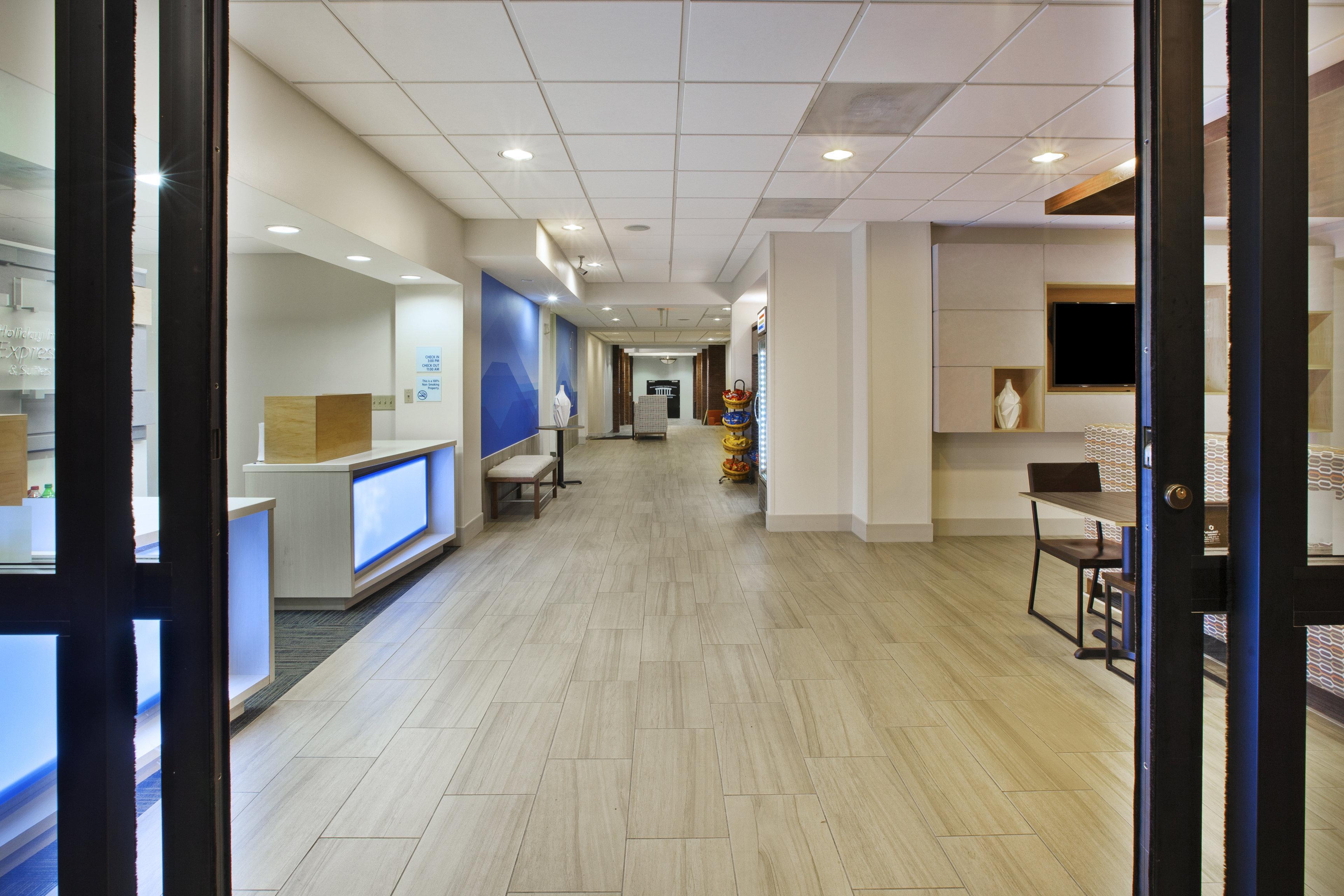 Holiday Inn Express Hotel & Suites Manchester Conference Center By Ihg Экстерьер фото