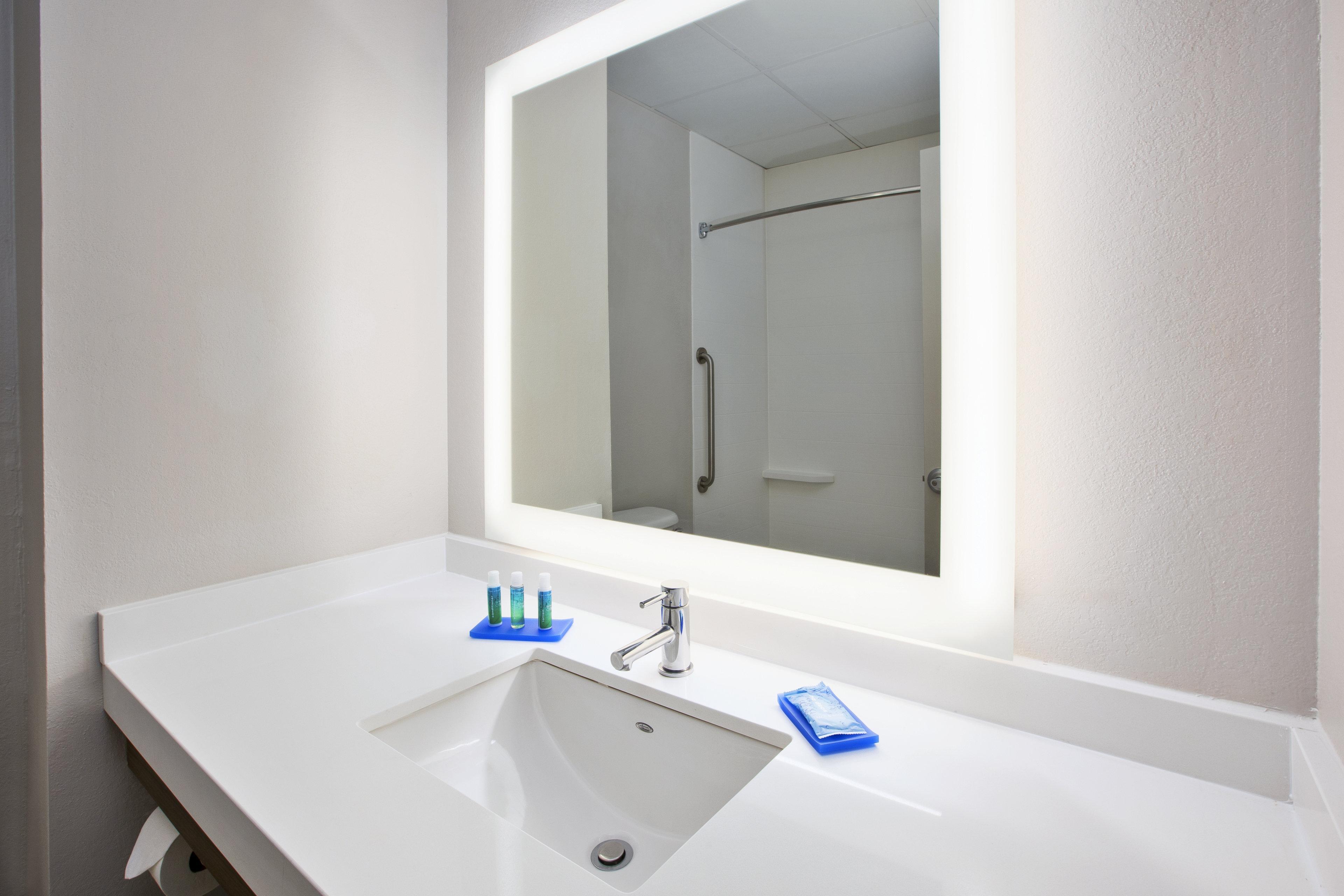 Holiday Inn Express Hotel & Suites Manchester Conference Center By Ihg Экстерьер фото